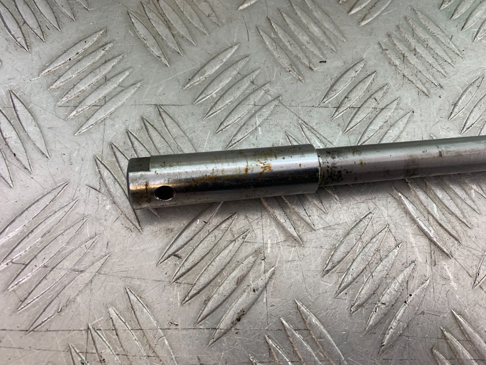 YAMAHA XV1100 XV 1100 VIRAGO REAR WHEEL SPINDLE 1990-1999 (CMB1243)
