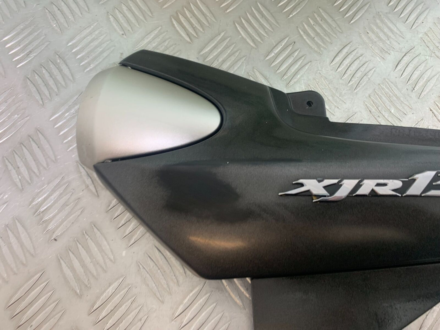 YAMAHA XJR1300 XJR 1300 LEFT SEAT PANEL  YEAR 1999-2003 (CMB1055)