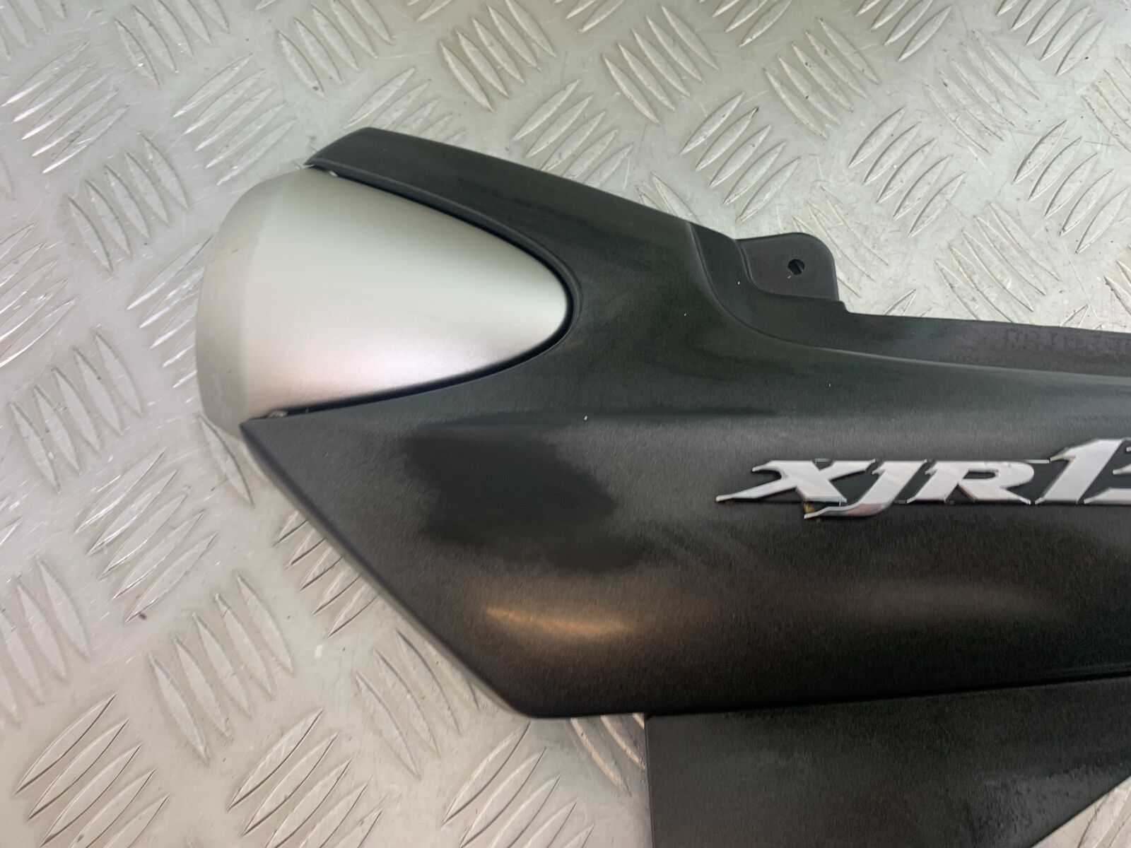 YAMAHA XJR1300 XJR 1300 LEFT SEAT PANEL  YEAR 1999-2003 (CMB1055)