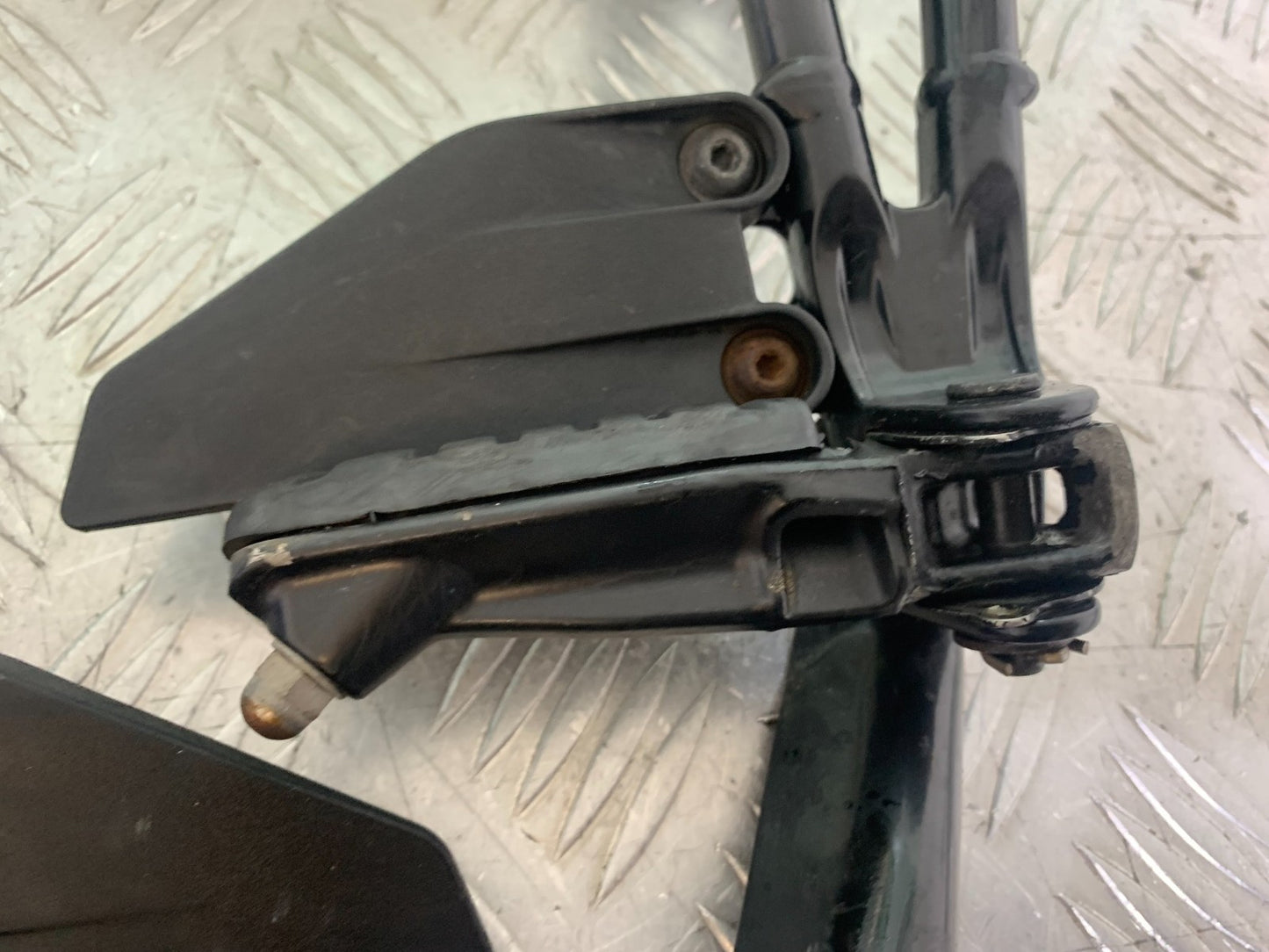 KTM DUKE 125 REAR HANGER AND PEGS   YEAR 2017-2022 (CMB1222)