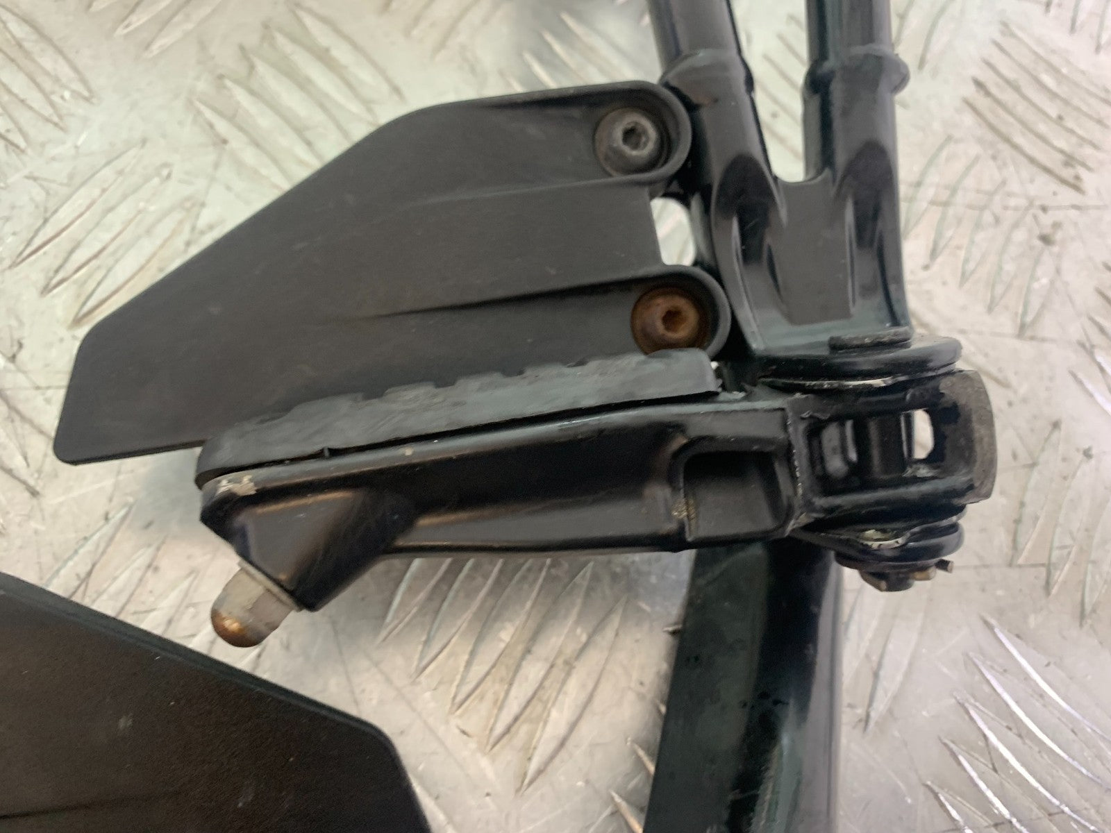 KTM DUKE 125 REAR HANGER AND PEGS   YEAR 2017-2022 (CMB1222)