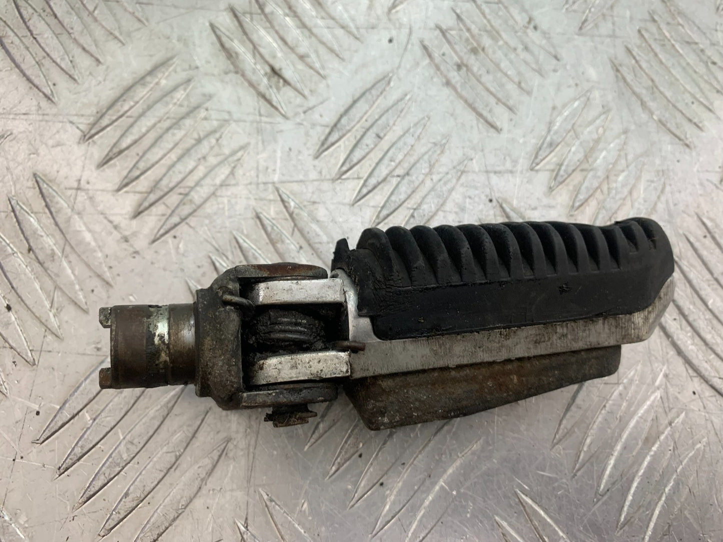 SUZUKI GSF600 GSF 600 BANDIT FRONT RIGHT FOOTPEG  2000-2004 (CMB1269)