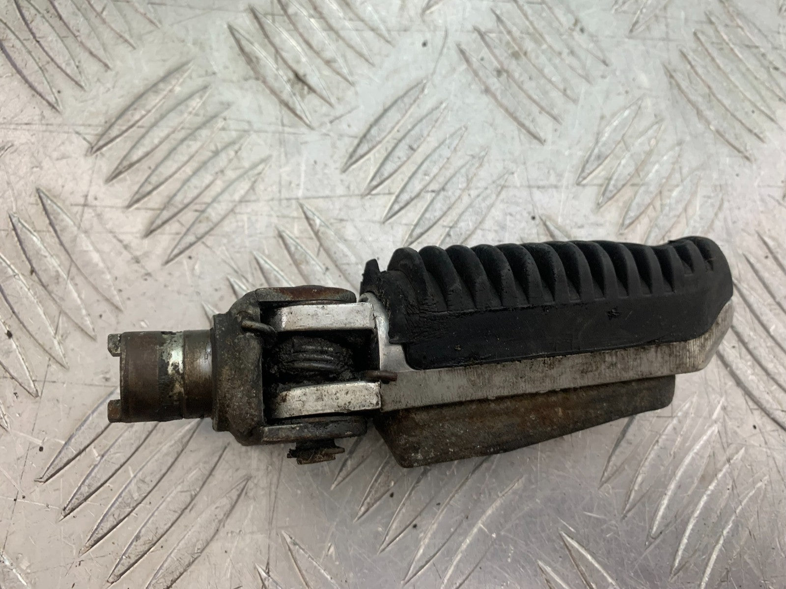 SUZUKI GSF600 GSF 600 BANDIT FRONT RIGHT FOOTPEG  2000-2004 (CMB1269)