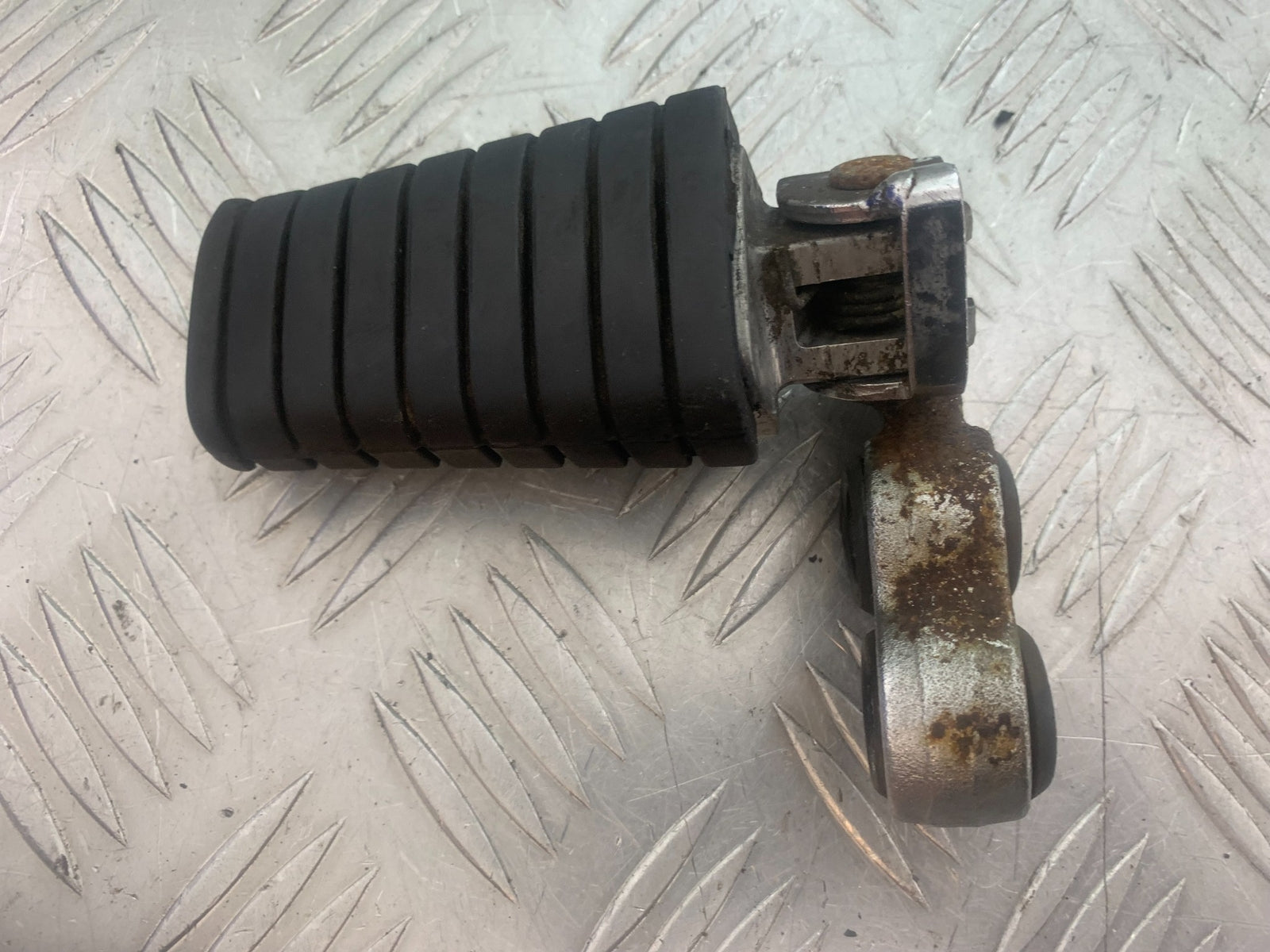 YAMAHA XV535 XV 535 VIRAGO FRONT LEFT FOOTPEG  YEAR 1994-02 (CMB1139)