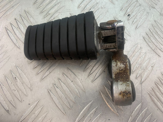 YAMAHA XV535 XV 535 VIRAGO FRONT LEFT FOOTPEG  YEAR 1994-02 (CMB1139)