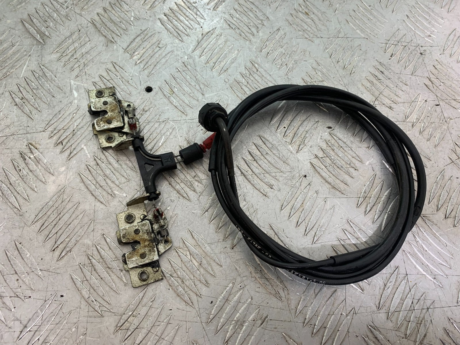 YAMAHA XMAX 250 XMAX 250 SEAT CATCH AND CABLES  YEAR 2006-09 (CMB1201)