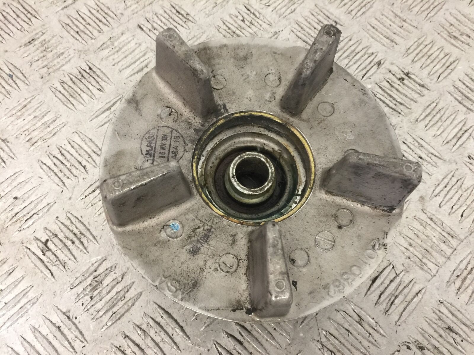 TRIUMPH 600 SPEED FOUR REAR SPROCKET CARRIER YEAR 2002  (STOCK 756)