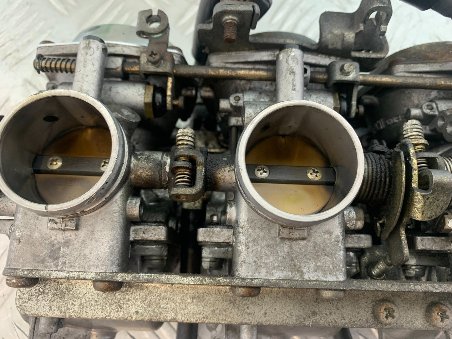 YAMAHA XJR1300 XJR 1300 CARBS  YEAR 1999-2003 (CMB1119)