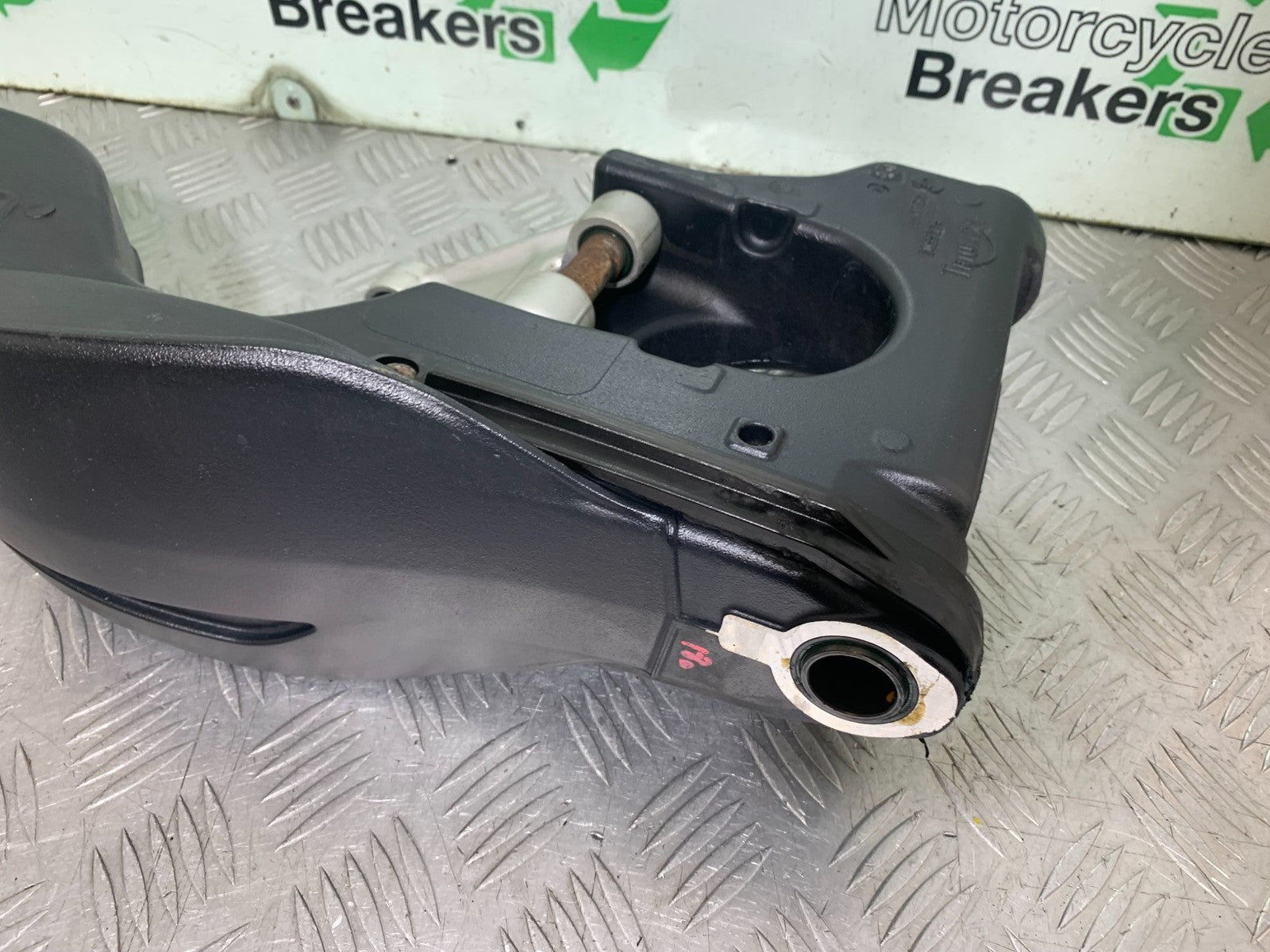 TRIUMPH 1050 SPEED TRIPLE SWINGARM  YEAR 2005-2007 (CMB1322)