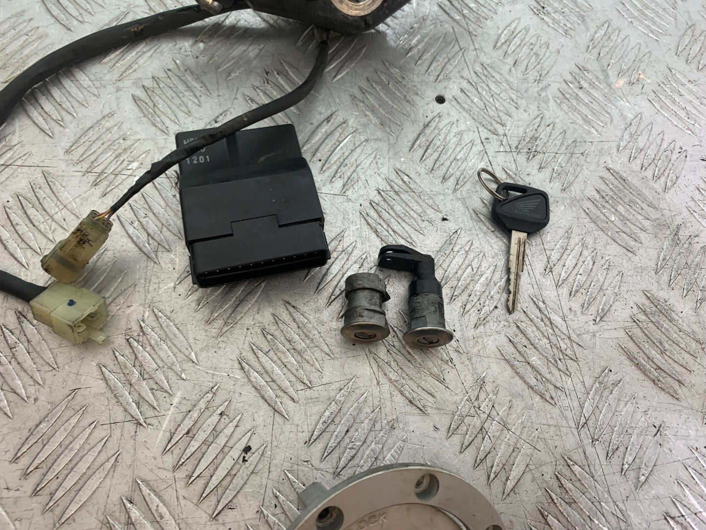 HONDA NT650 V DEAUVILLE ECU LOCKS AND KEY   YEAR 1998-01(CMB1320)