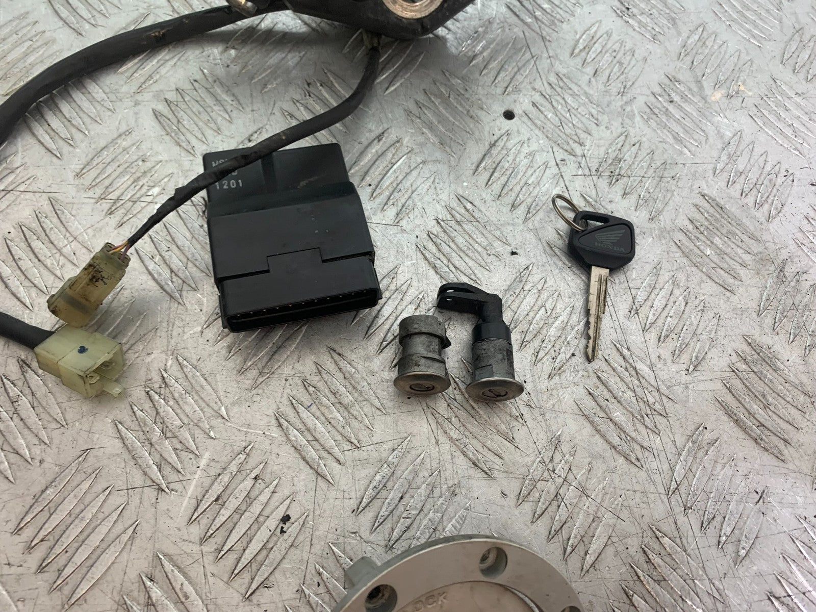 HONDA NT650 V DEAUVILLE ECU LOCKS AND KEY   YEAR 1998-01(CMB1320)