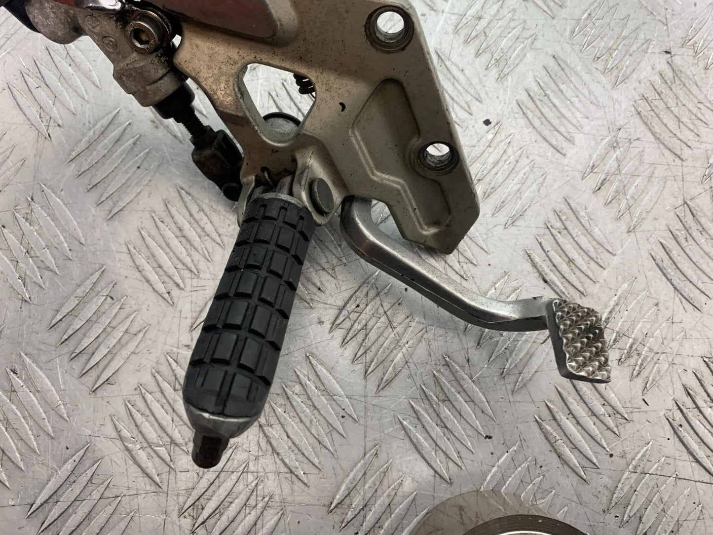 KAWASAKI ZZR1100 D FRONT RIGHT HANGER AND PEG & PEDAL  YEAR 1993-2001 (CMB1289)