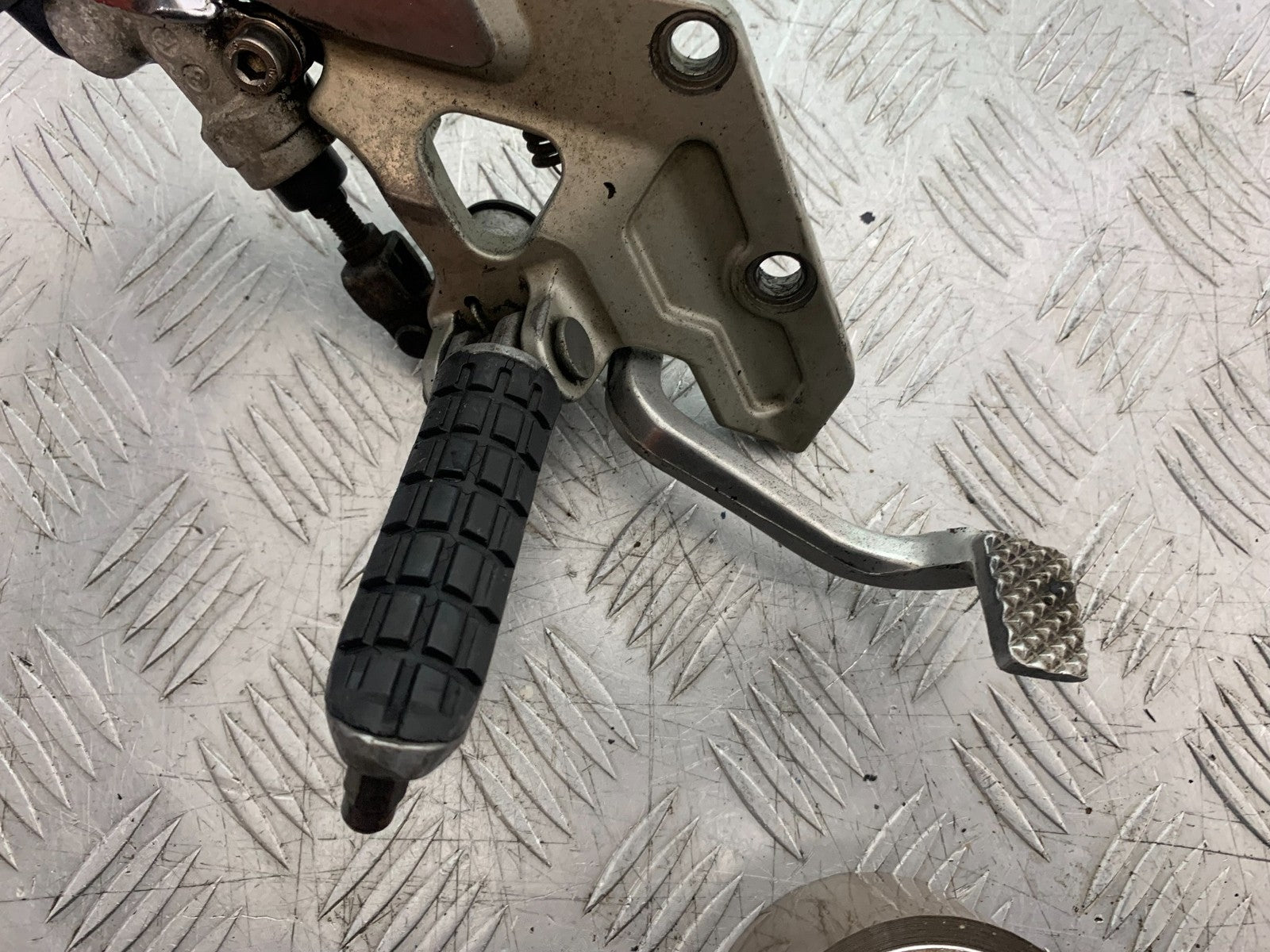 KAWASAKI ZZR1100 D FRONT RIGHT HANGER AND PEG & PEDAL  YEAR 1993-2001 (CMB1289)