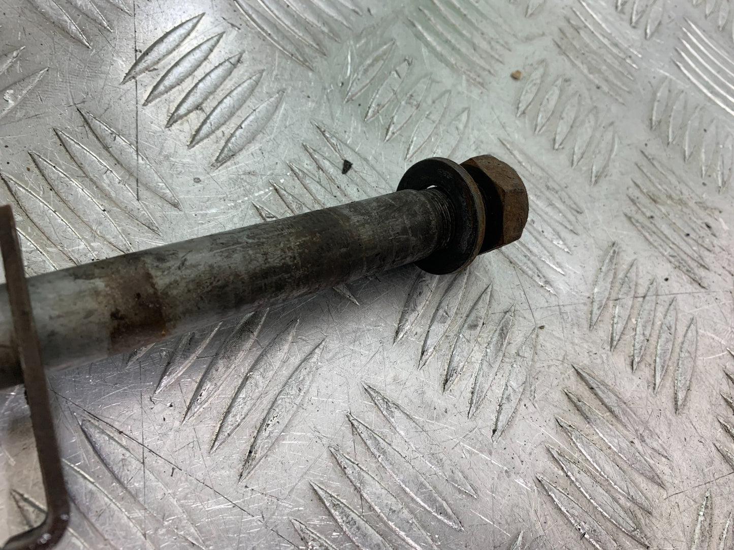 HONDA CBF600 CBF 600 REAR WHEEL SPINDLE  YEAR 2004-07  (CMB1305)