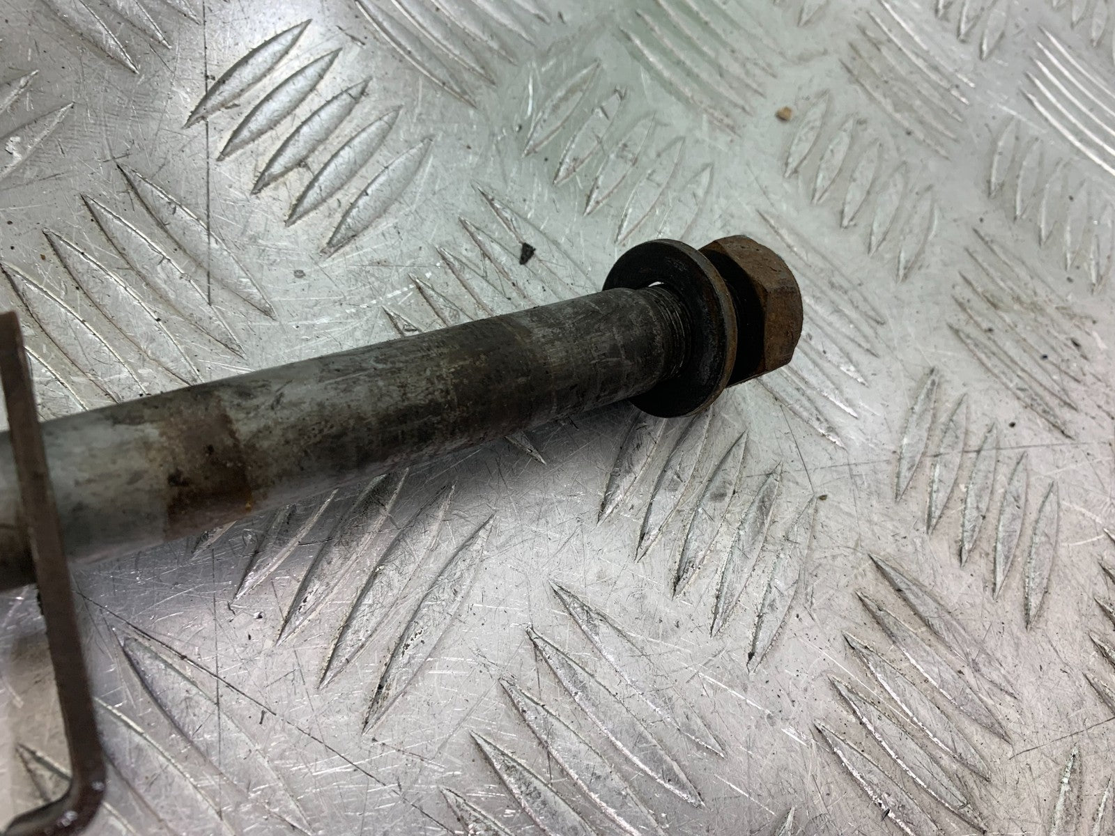 HONDA CBF600 CBF 600 REAR WHEEL SPINDLE  YEAR 2004-07  (CMB1305)