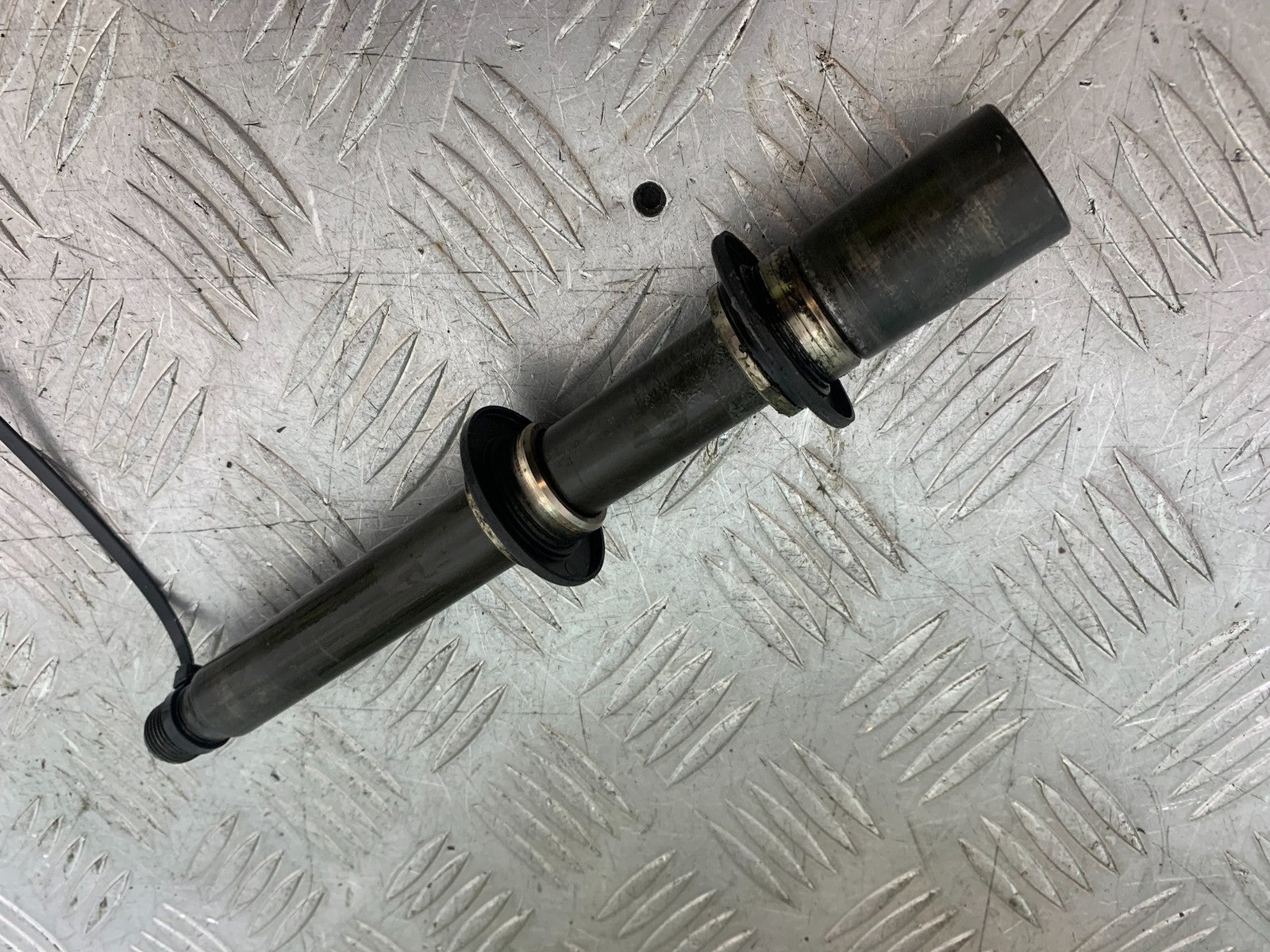 YAMAHA YZF R1 4XV FRONT WHEEL SPINDLE  YEAR 1998-99 (CMB1291)