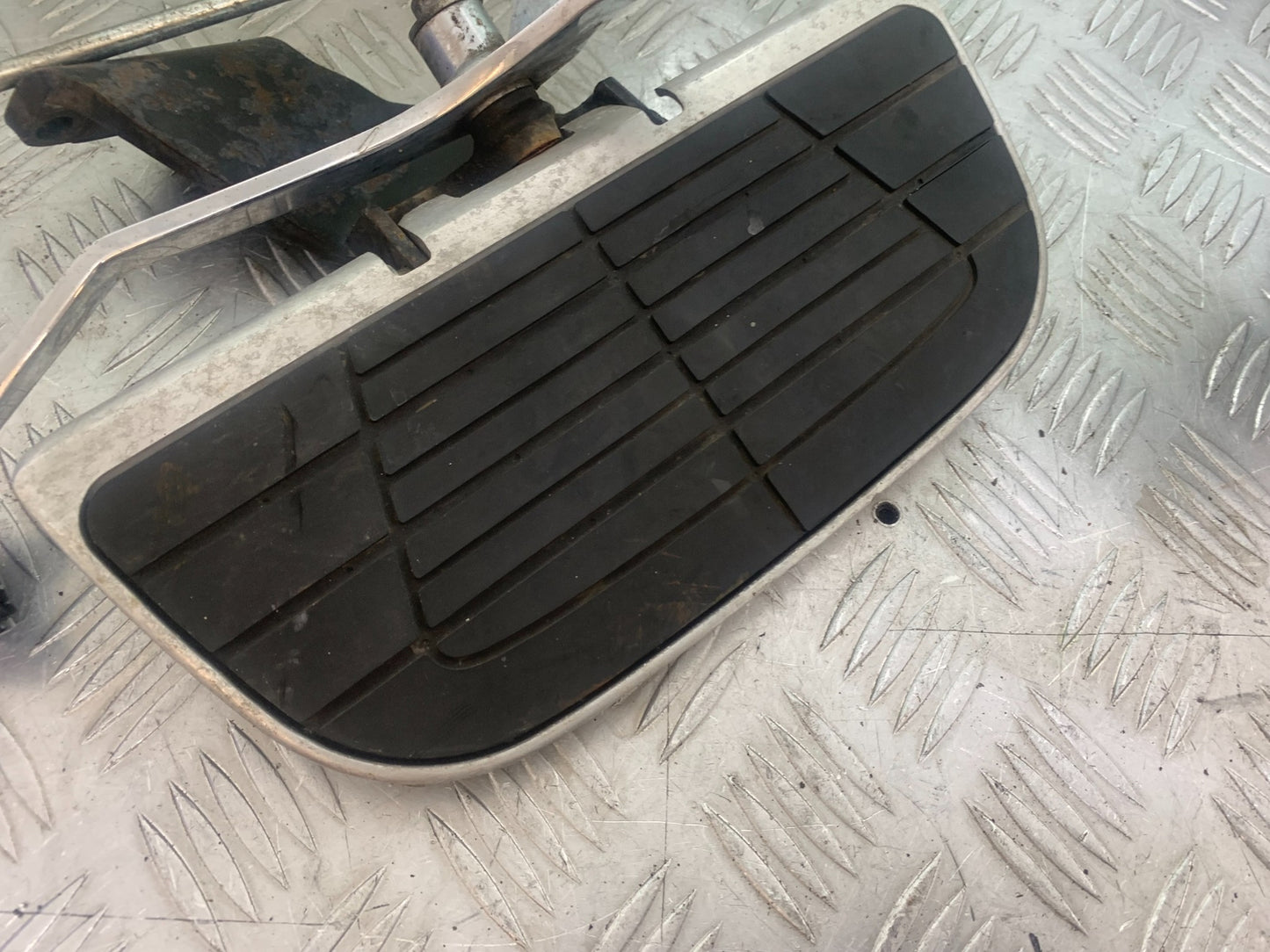 HONDA VTX1300 S-6  LEFT FOOTBOARD  YEAR 2004-09 (CMB1159)