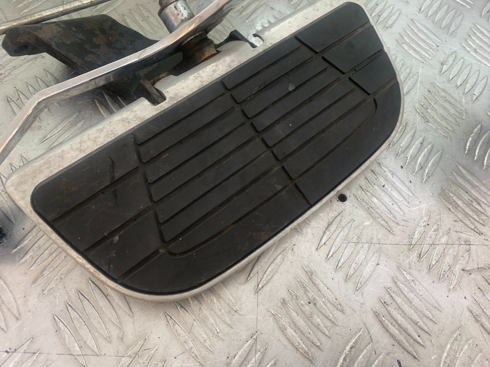 HONDA VTX1300 S-6  LEFT FOOTBOARD  YEAR 2004-09 (CMB1159)