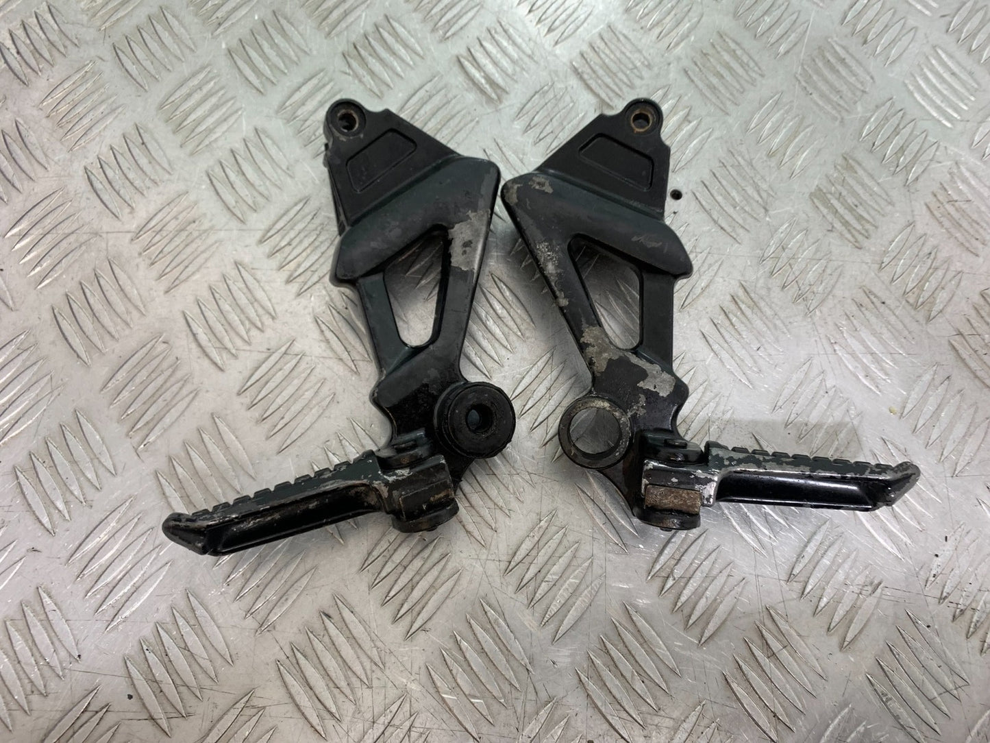 KAWASAKI ZZR1100 D REAR HANGERS AND PEGS YEAR 1993-2001 (CMB1189)
