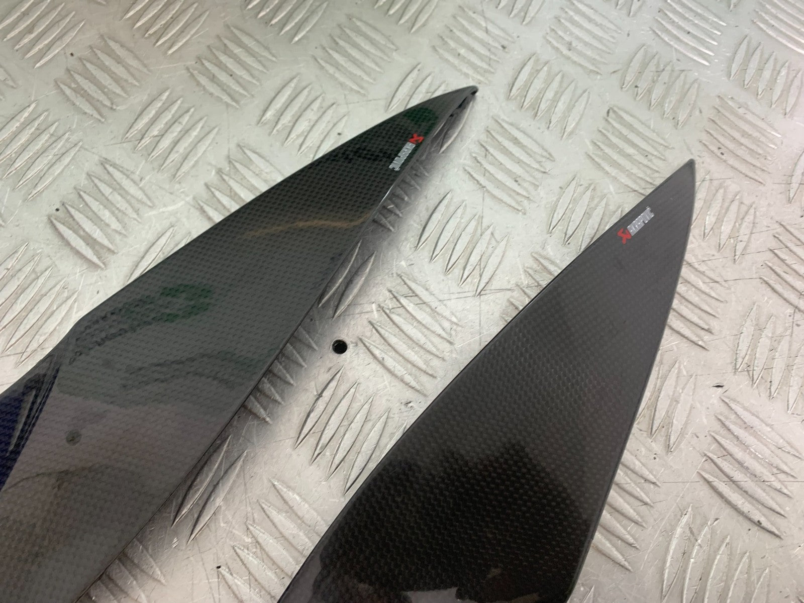 YAMAHA YZF R1 4C8 LEFT & RIGHT CARBON SIDE TRIM YEAR 2007-2008 (CMB1237)
