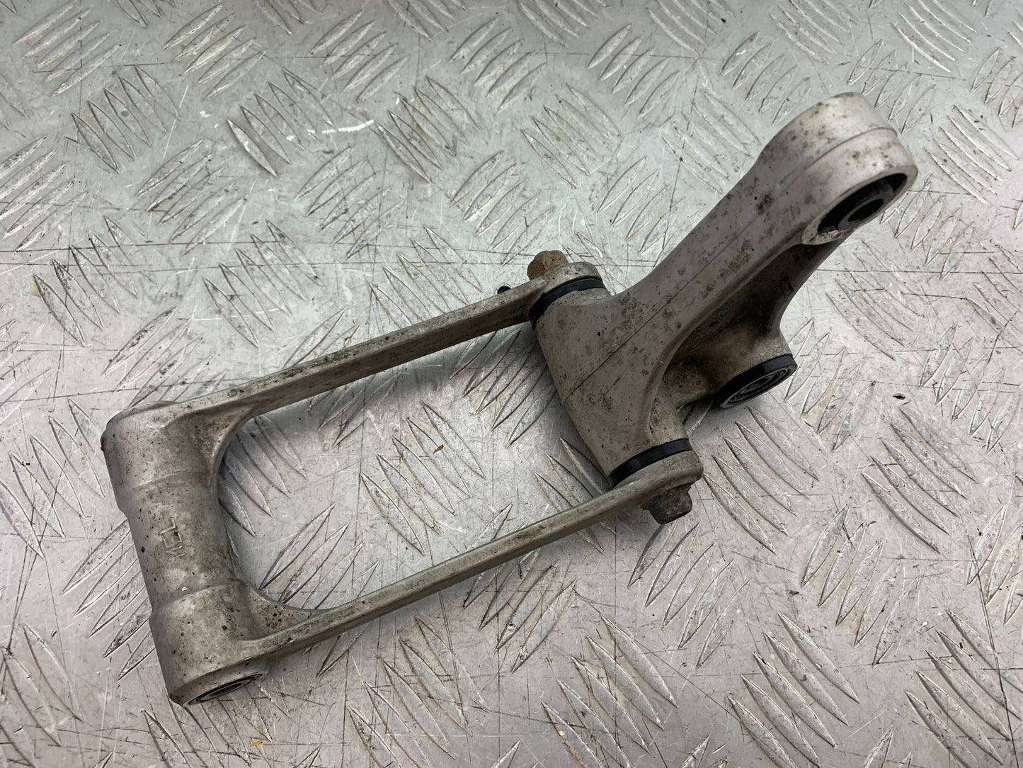 HONDA CBR1000 rr FIREBLADE REAR SHOCK LINKAGE  YEAR 2006 (CMB1220)
