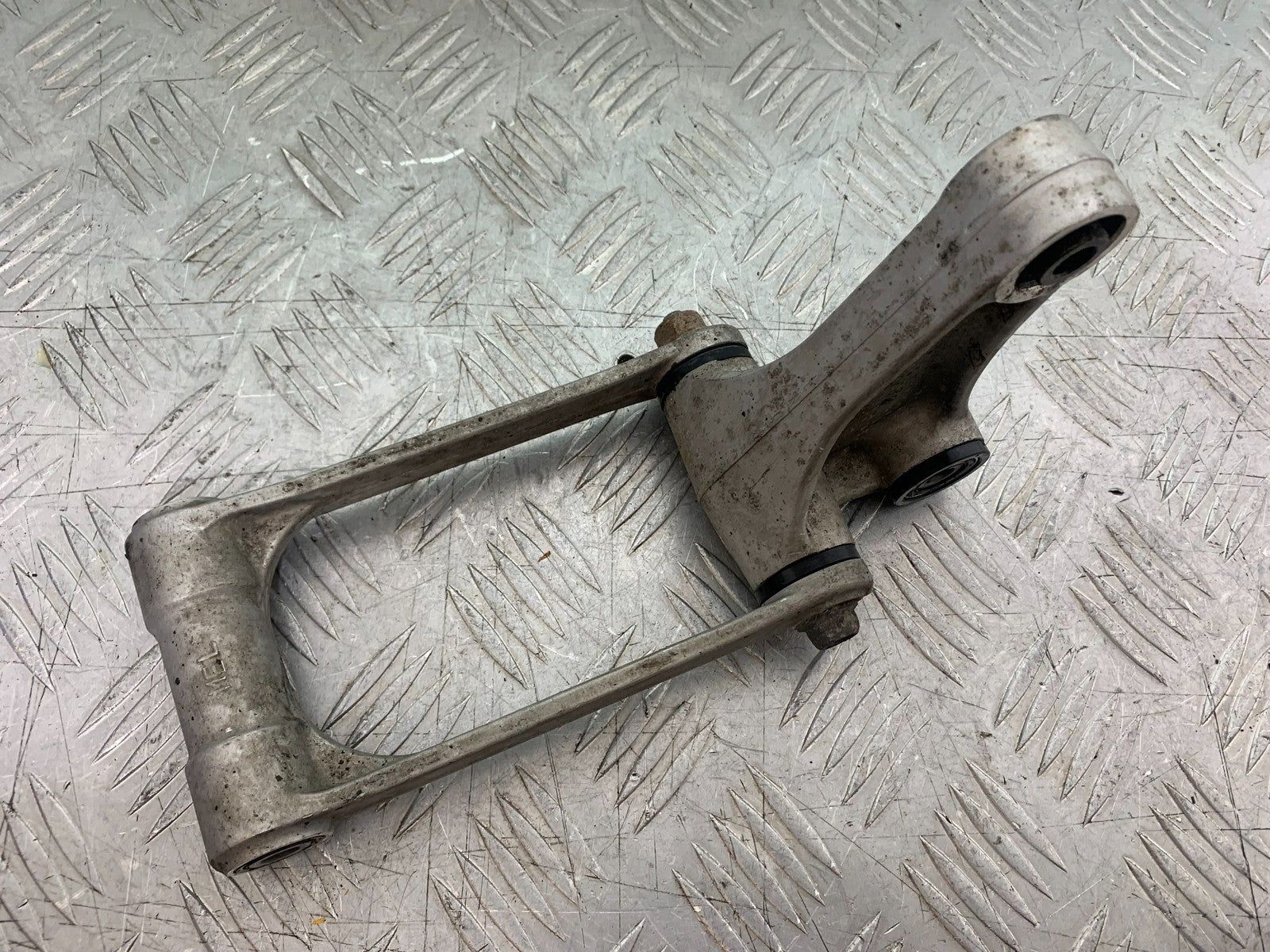 HONDA CBR1000 rr FIREBLADE REAR SHOCK LINKAGE  YEAR 2006 (CMB1220)