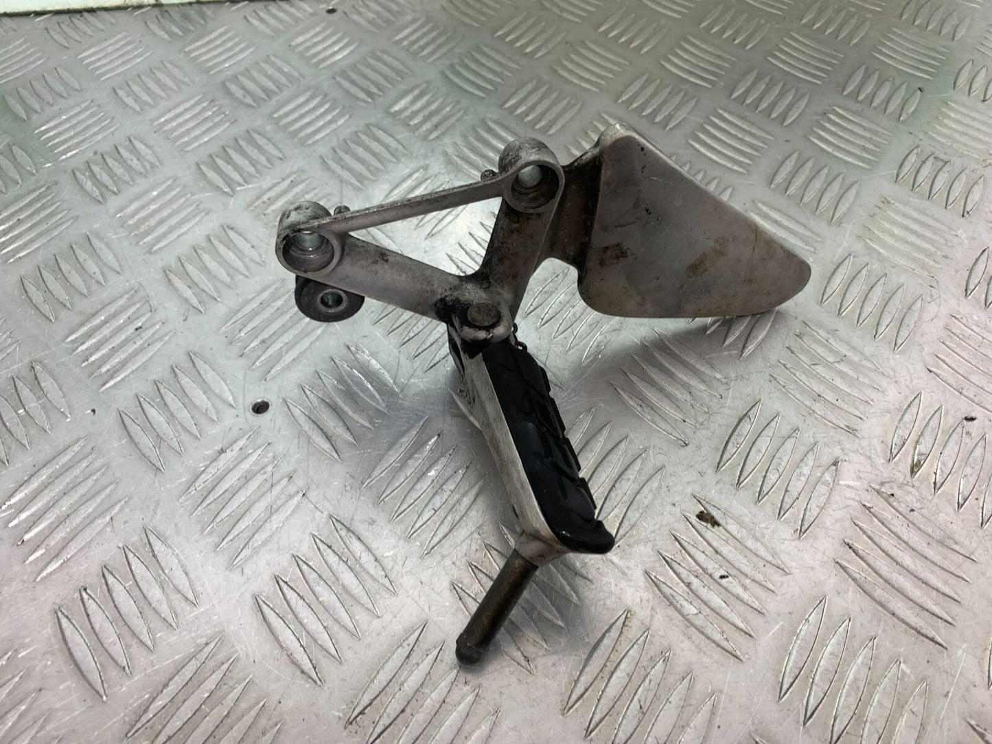 HONDA CBR1100 BLACKBIRD FRONT LEFT HANGER  YEAR 1999-2005 (CMB1103)