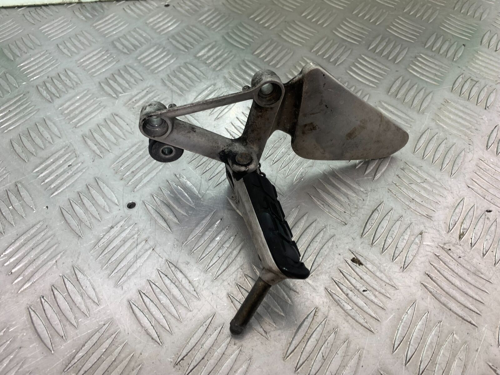 HONDA CBR1100 BLACKBIRD FRONT LEFT HANGER  YEAR 1999-2005 (CMB1103)