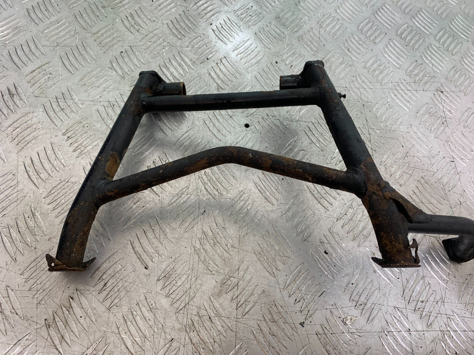 TRIUMPH TROPHY 900 CENTER STAND  YEAR 1991-95 (CMB1251)