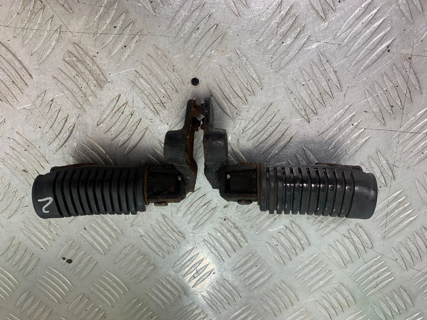 HONDA GL500 GL 500 SILVERWING FRONT PEGS YEAR 1981-82 (CMB1168)