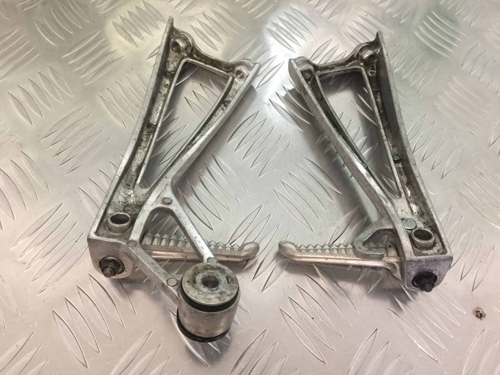 YAMAHA R6 REAR HANGERS AND PEGS  YEAR 2004-2005 (STOCK 931)