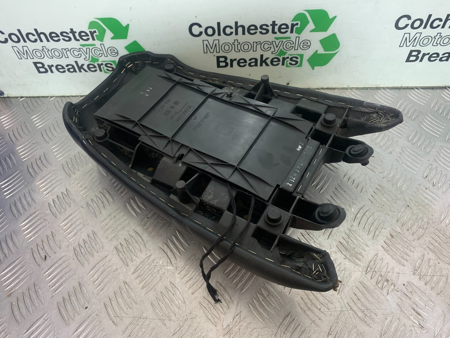 BMW R850 R R850R REAR SEAT YEAR 1994-2002 (CMB1170)