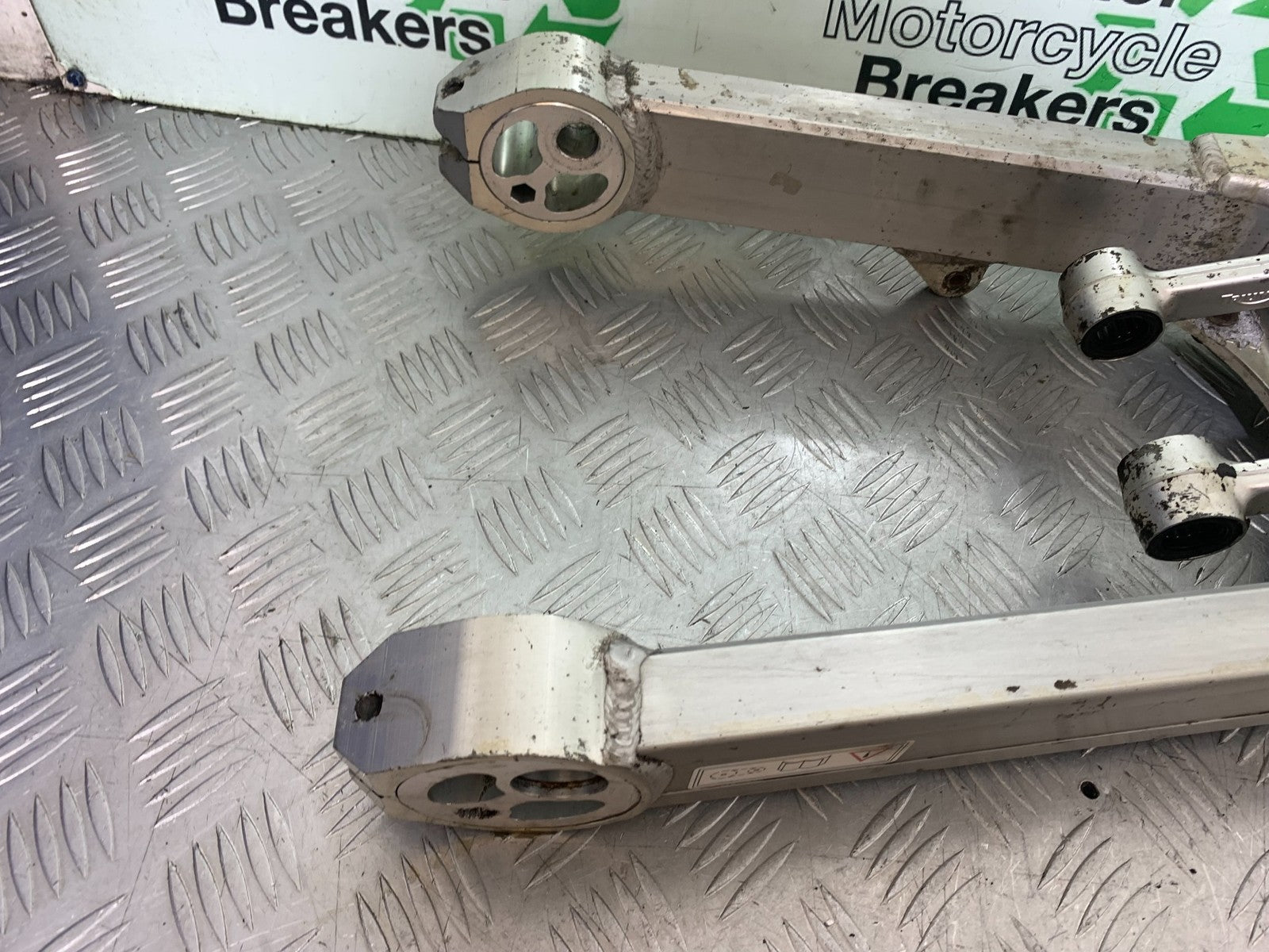 TRIUMPH TROPHY 900 SWINGARM  YEAR 1991-95 (CMB1251)