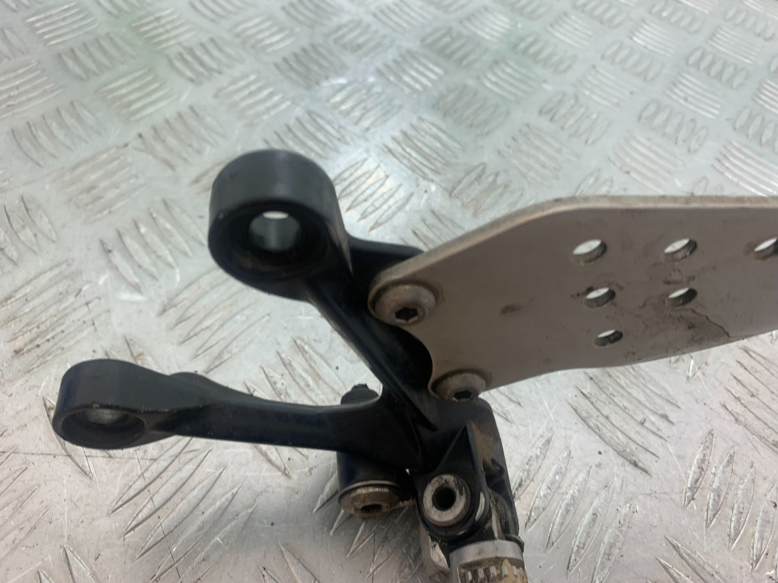 KAWASAKI ZX6R ZX6 R P7F P8F FRONT LEFT HANGER  YEAR 2007-08 (CMB1165)