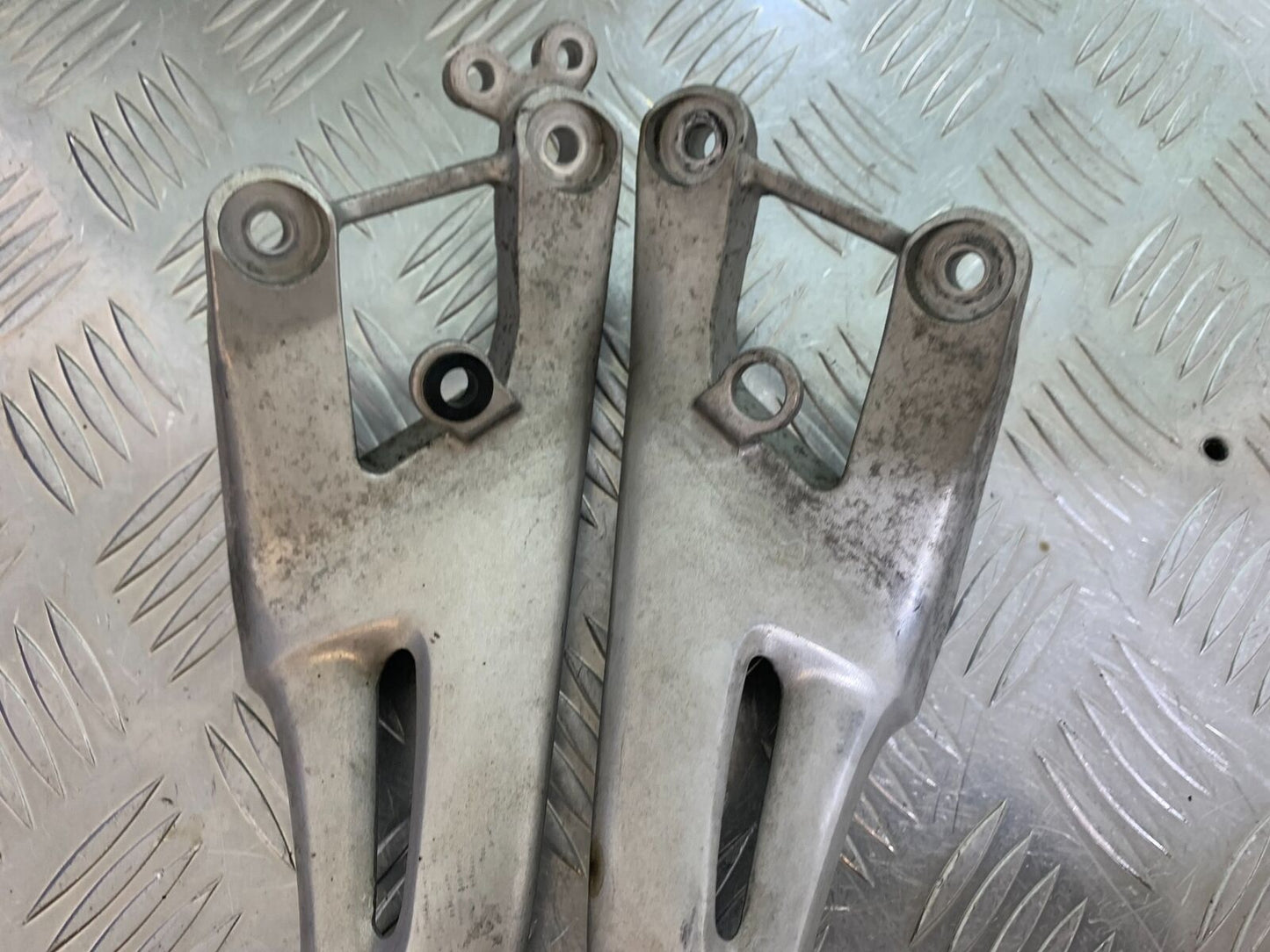 HONDA CBR1100 BLACKBIRD REAR HANGERS AND PEGS YEAR 1996-1998 (CMB1017)
