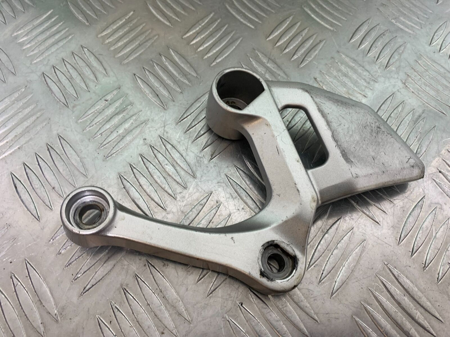 YAMAHA MT09 MT-09 FRONT LEFT HANGER  YEAR 2013-2016  (STOCK 997)