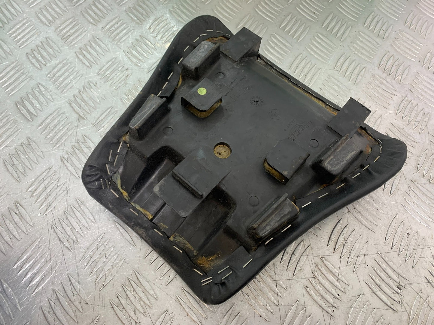 TRIUMPH 955i DAYTONA FRONT SEAT  YEAR 2002-2006 (CMB1229)