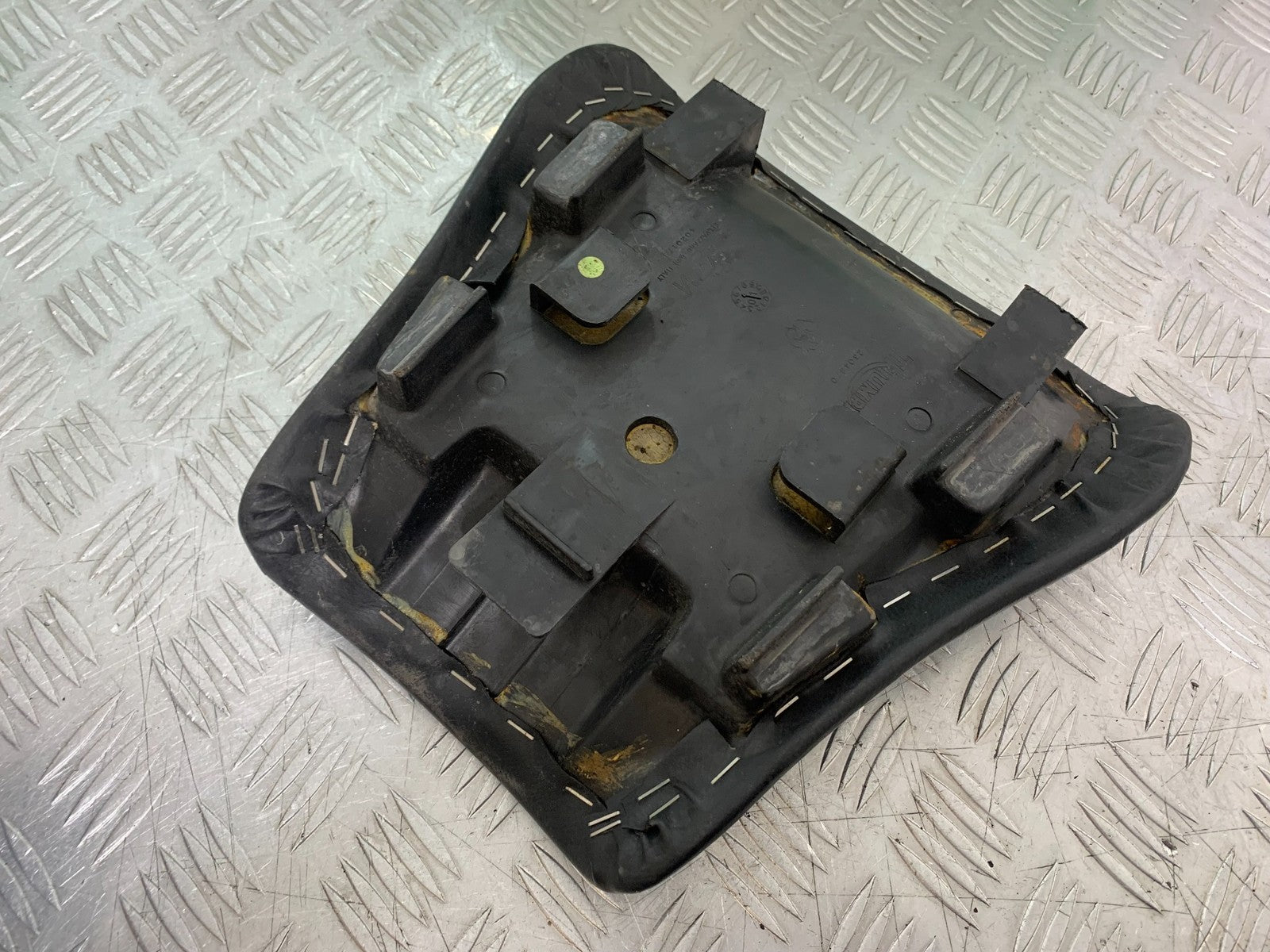 TRIUMPH 955i DAYTONA FRONT SEAT  YEAR 2002-2006 (CMB1229)