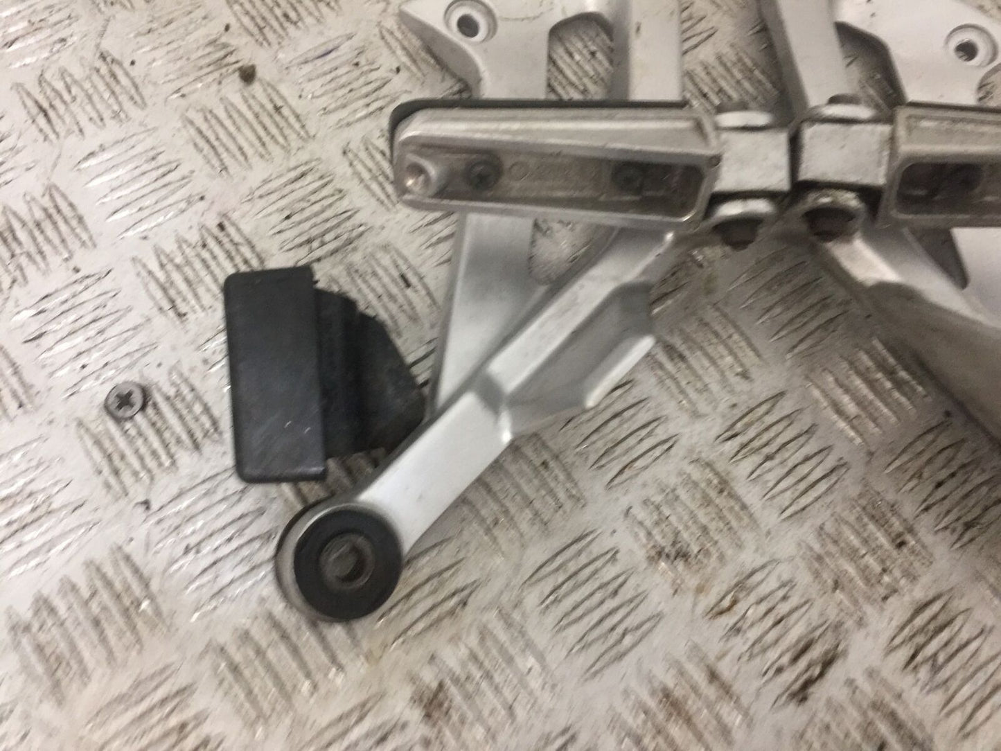 YAMAHA FJR1300 FJR 1300 REAR HANGERS AND PEGS  YEAR 2001-05 (STOCK 814)
