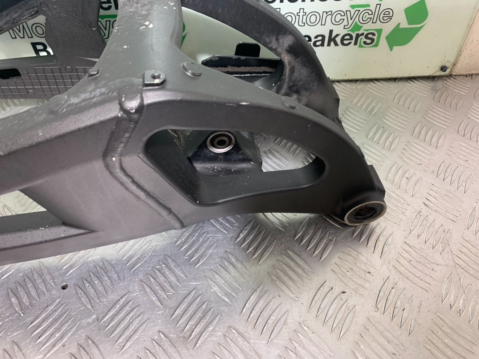 KAWASAKI ZX10R ZX 10R SWINGARM   YEAR 2011-2015 (CMB1154)