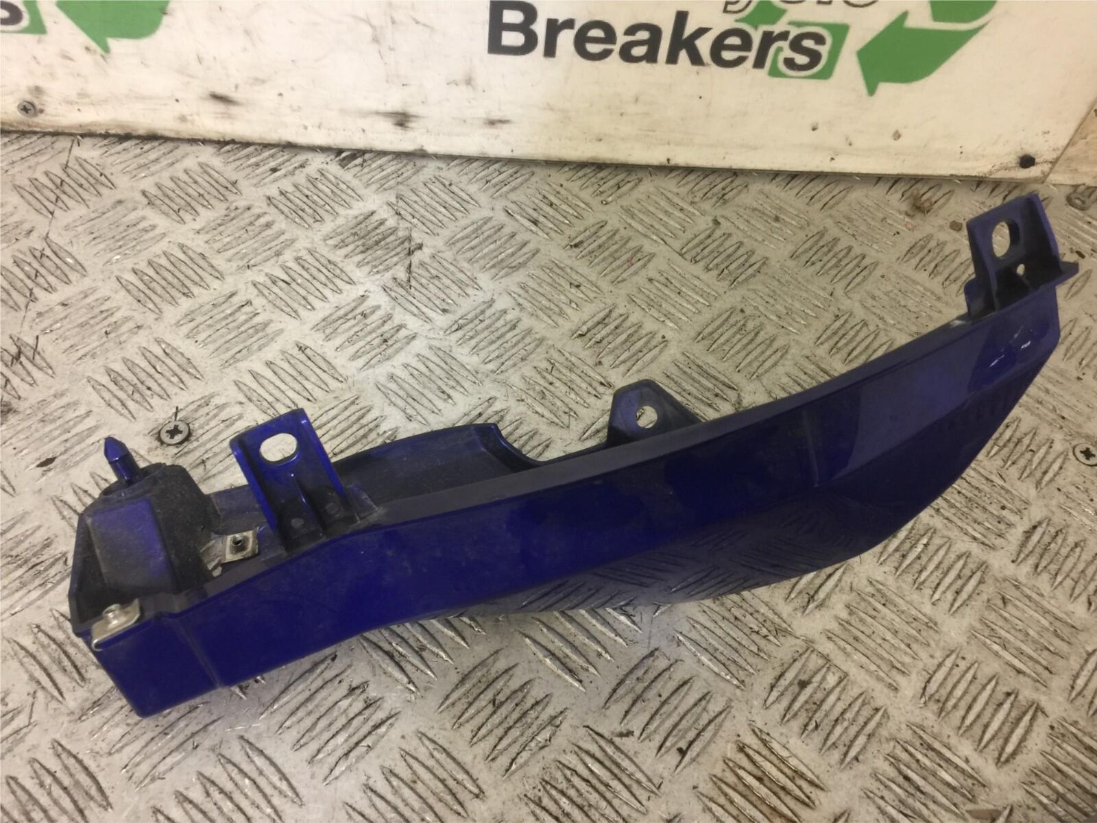 YAMAHA MT07 MT-07 TRACER LEFT SEAT PANEL   YEAR 2016 (STOCK 642)