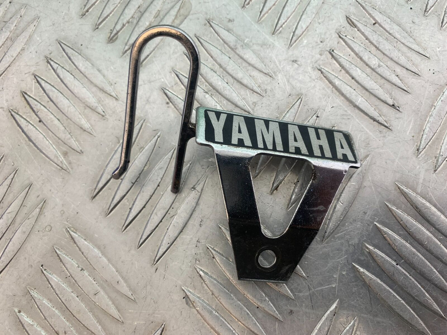 YAMAHA XV535 XV 535 VIRAGO CHROME YAMAHA BADGE  YEAR 1994-02 (CMB1044)