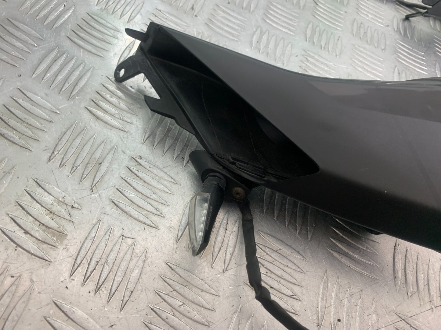 APRILIA TUONO 1000 V4R LEFT AIR TUBE AND INDICATOR   YEAR 2011-13  (CMB1331)