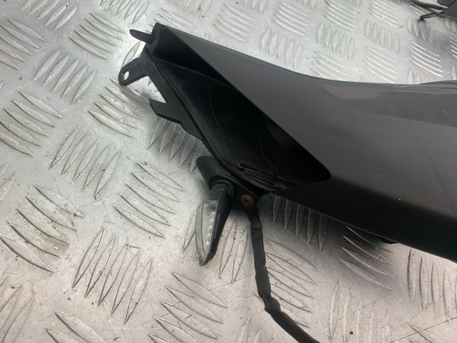 APRILIA TUONO 1000 V4R LEFT AIR TUBE AND INDICATOR   YEAR 2011-13  (CMB1331)