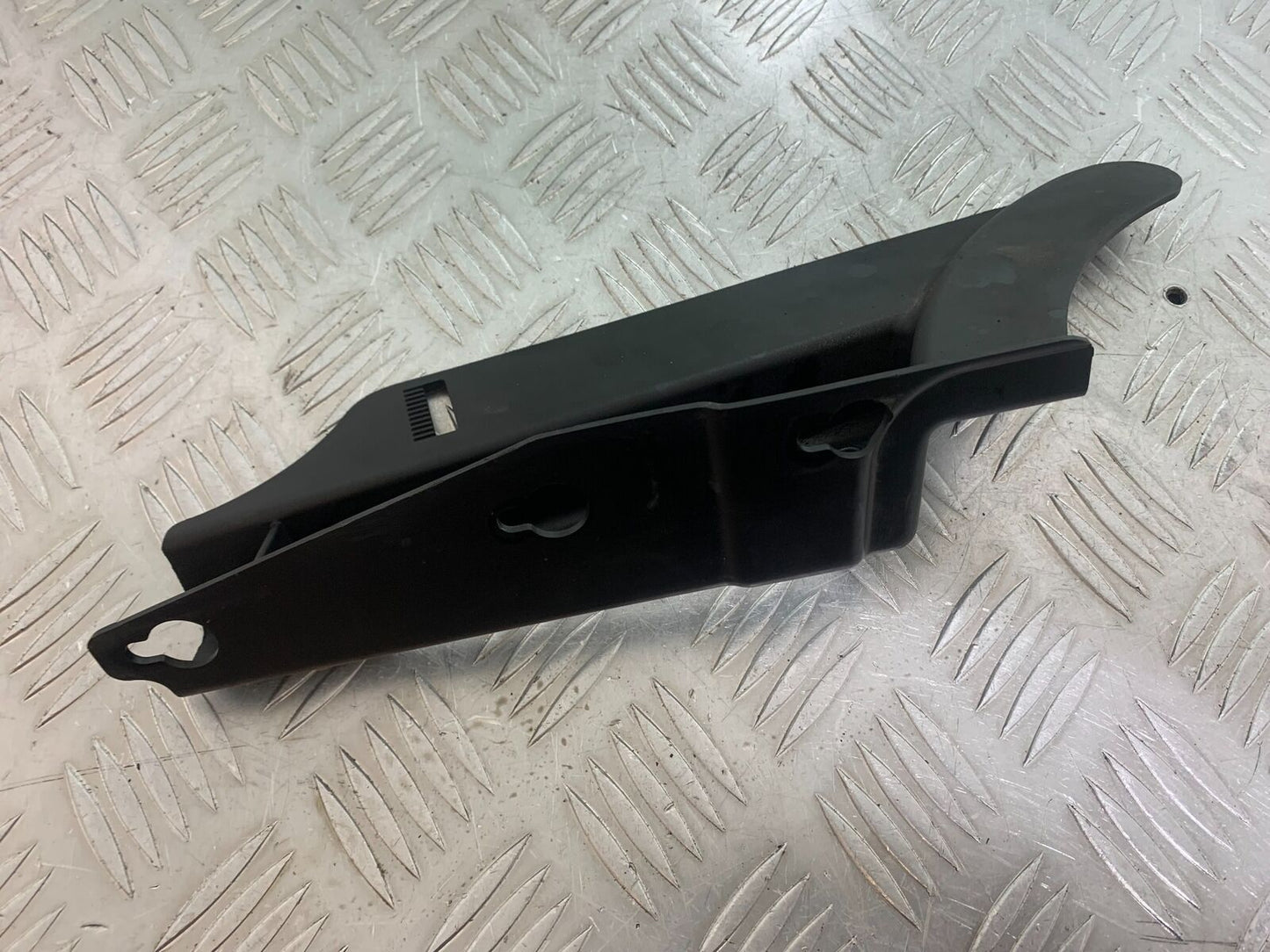 HARLEY DAVIDSON XL883 N IROD INNER CHAIN GUARD    YEAR 2020  (CMB1116)