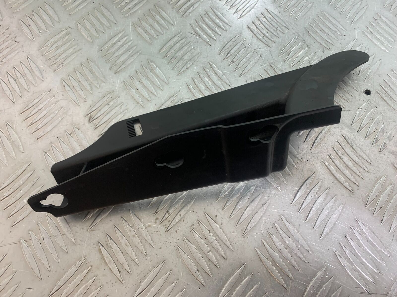 HARLEY DAVIDSON XL883 N IROD INNER CHAIN GUARD    YEAR 2020  (CMB1116)