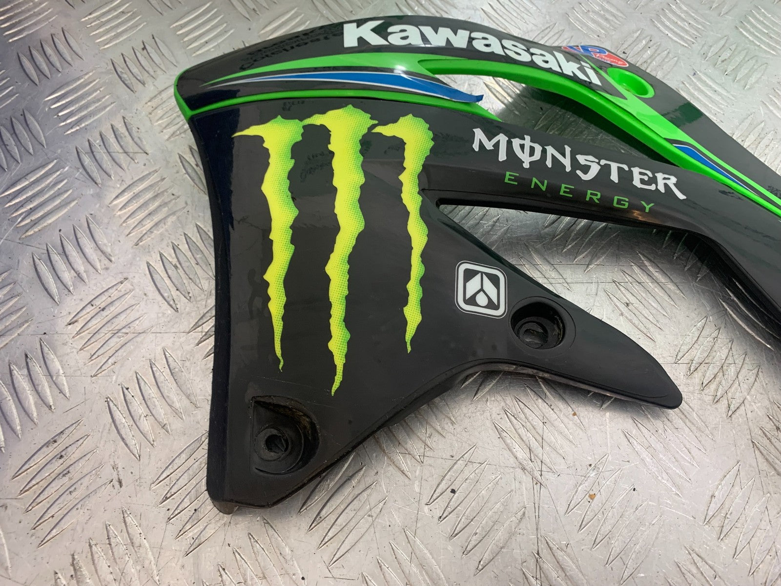 KAWASAKI KXF450 KXF 450 LEFT RADIATOR COWL   YEAR 2013 CMB1217)