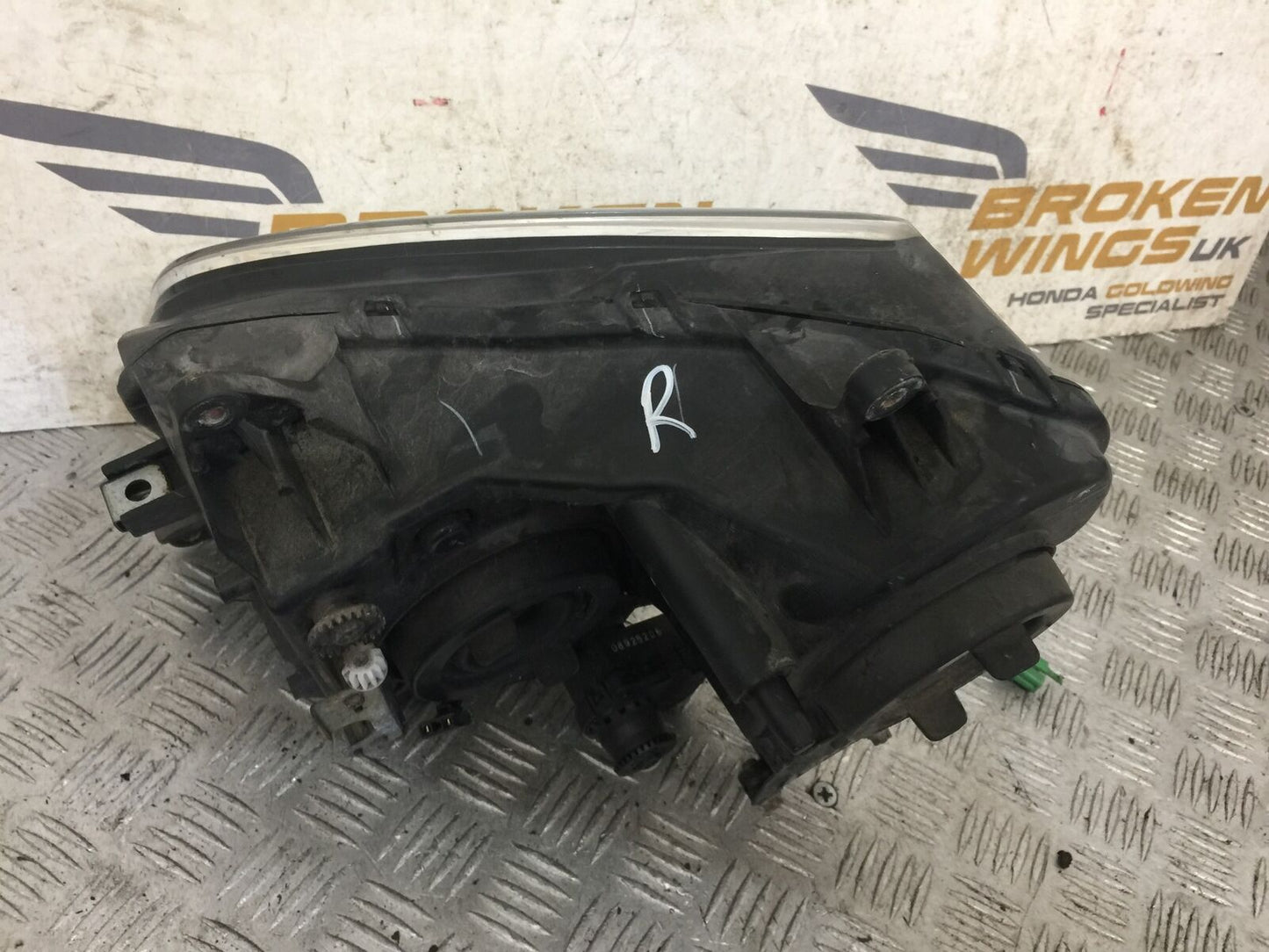 HONDA GL1800 GL 1800 RIGHT HEADLIGHT   YEAR 2004-10 ABS (STOCK 890)