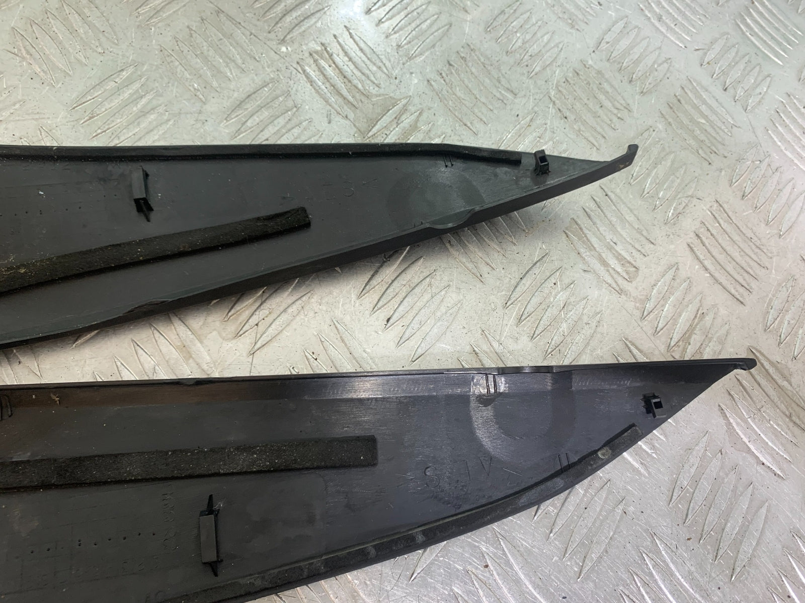 YAMAHA YZF R1 LEFT AND RIGHT LOWER TANK PANELS  YEAR 2004-2006 (CMB1155)