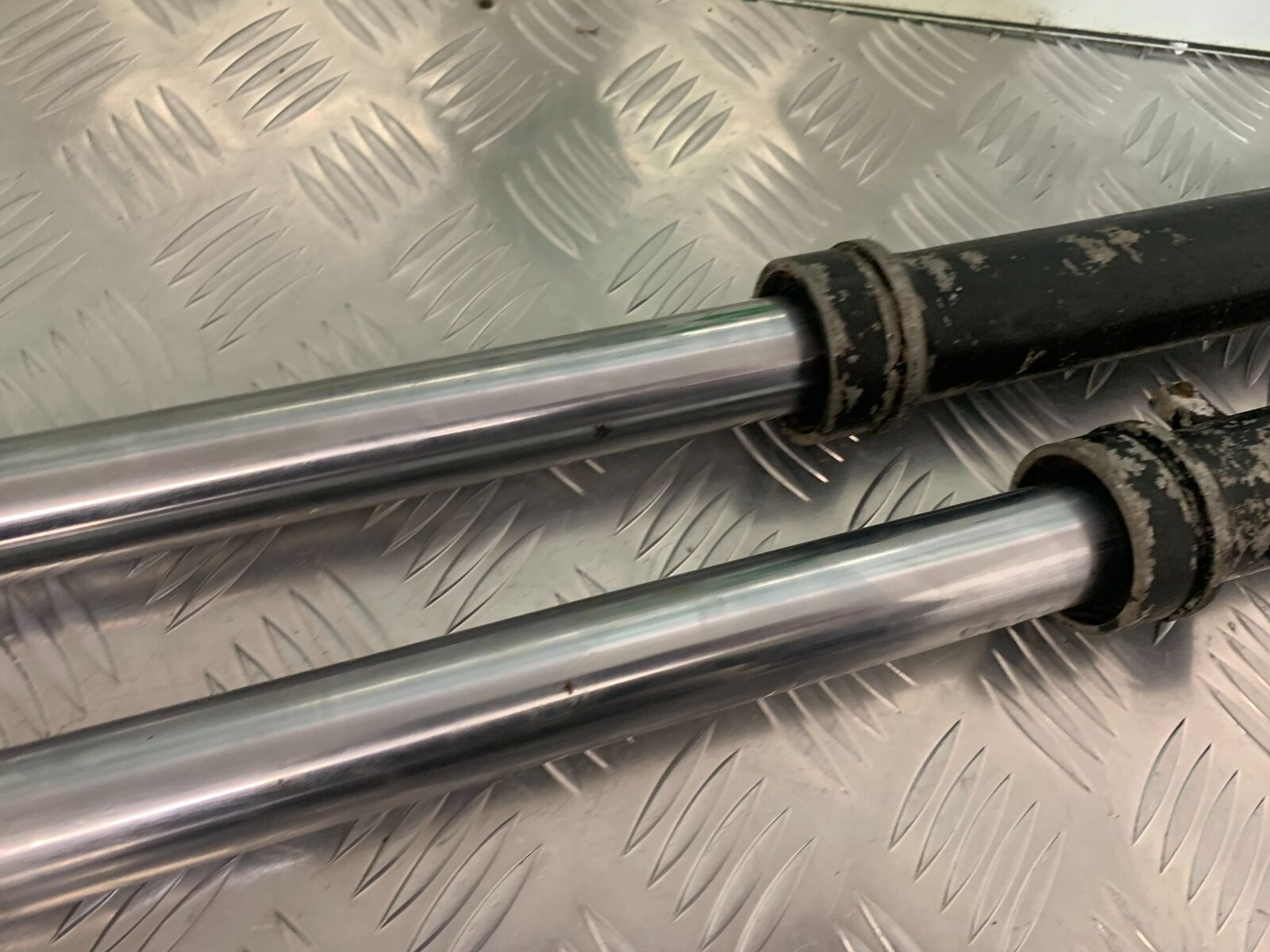 YAMAHA XT250 XT 250 FORKS   YEAR 1980-1982  (STOCK 944)